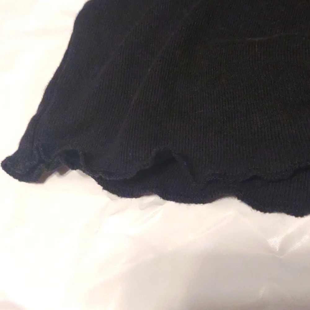 Divided small black cropped t-shirt - Picture 3 of 4